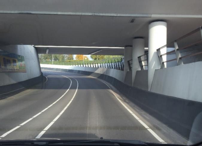 De Veeneslagen tunnel bestaat uit twee rijstroken voor de auto s, een vrij liggend fietspad van 3,5 meter met daarnaast een voetpad met een breedte van 1,3