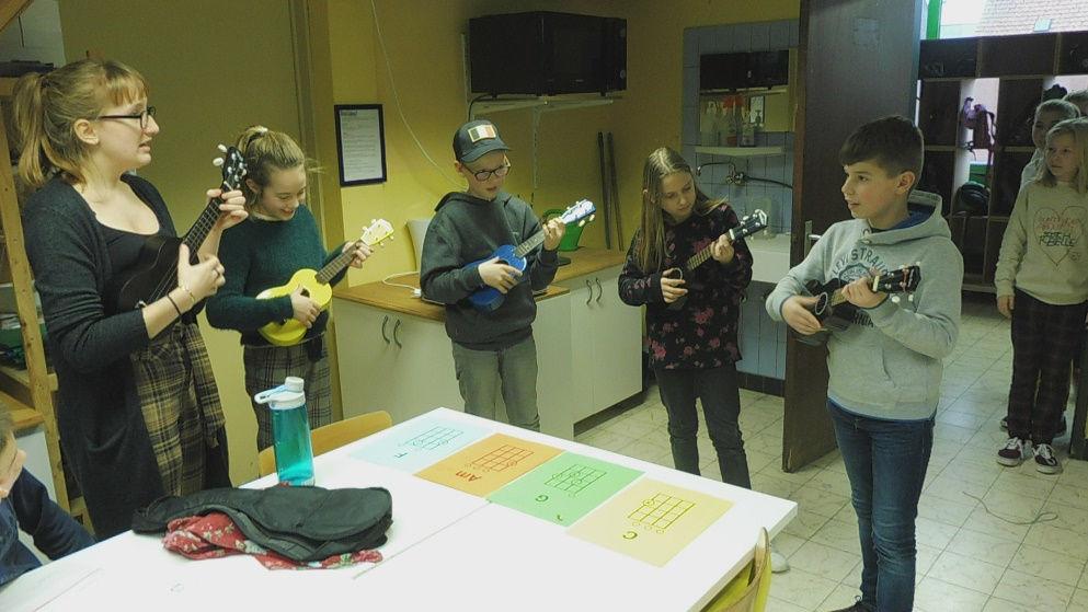 Ukelele spelen, het kan! Tijdens de werkwinkels kon je kiezen om Ukelele te leren spelen.