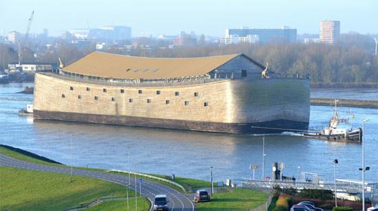 Er zijn wel eens opgravingen geweest op de berg Ararat of daar iets te vinden is. In Nederland heeft Johan Huibers een replica van de ark gebouwd. Te zien in Dordrecht.