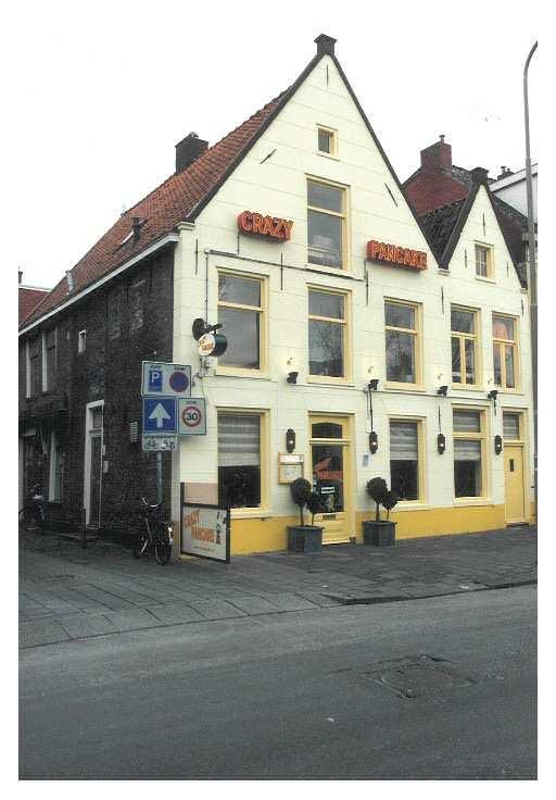 SITUERING EN STRUCTUUR Schuitendiep 44 staat op een perceel aan de buitenzijde (oostzijde) van het Schuitendiep op de hoek met de Tuinstraat aan de zuidzijde van deze straat.