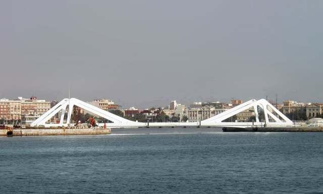 Dat geldt ook voor beweegbare bruggen met te openen delen tot ruim 90 meter, zoals in Cádiz en Valencia.
