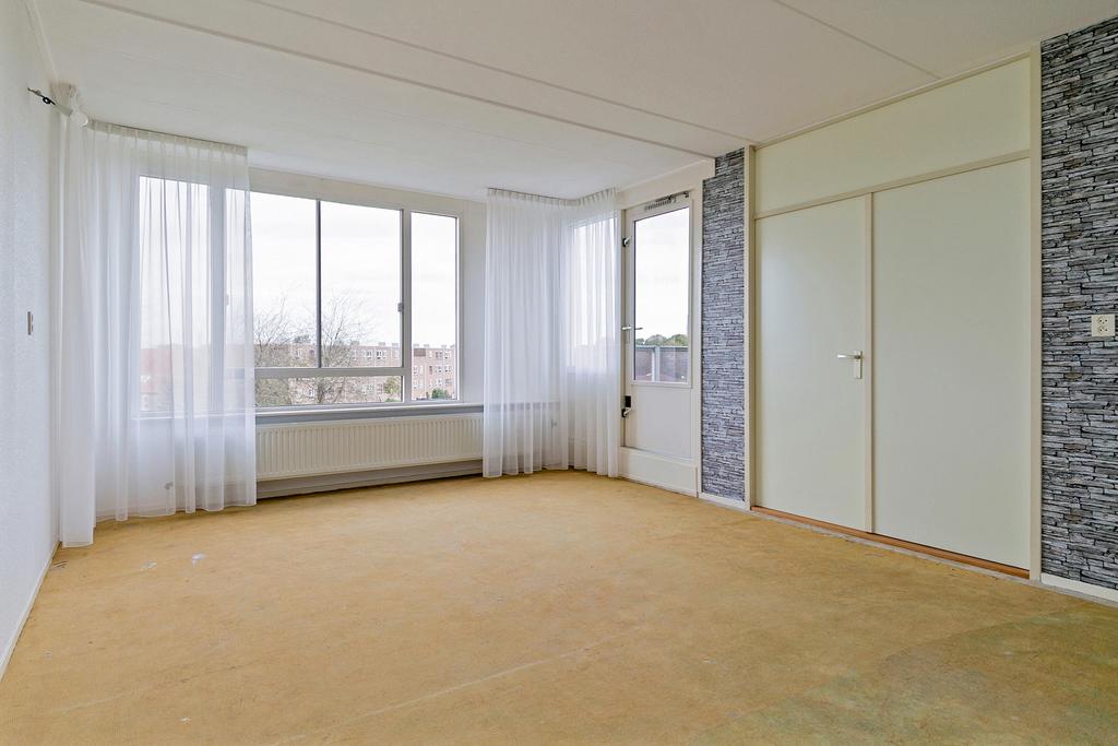 Over Harderwijkoever 47 Op een schitterende locatie aan de rand van het nieuwe stadshart met een vrij uitzicht treft u op de bovenste etage dit driekamerappartement met zonneterras in Het