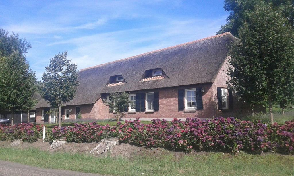 TE KOOP Op zeer fraaie en authentieke wijze gerestaureerde rietgedekte woonboerderij met Vlaamse Schuur die als 2e woning annex gastenverblijf is verbouwd.