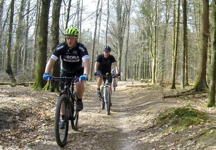 renpark is één van de laatste bulten en dan zijn we er ook wel klaar mee. Na 111 kilometer en nog wat genieten we samen met drie mannen van fietsclub Breukelen van een verfrissende versnapering.