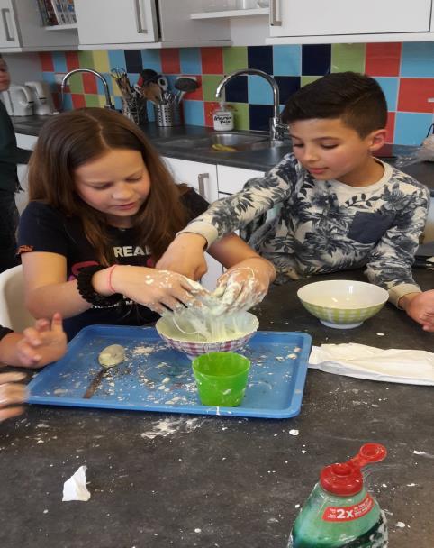 In school krijgen ze ateliers in techniek, koken en tuinieren. Ze leren samenwerken, probleem oplossen en communiceren, dus zeker niet alleen om hen te plezieren.