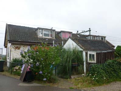 Vlakbij het spoor in Kethel aan de Buitenkerklaan 38 en 40 staat een spoorwachtershuisje op slechts circa een meter van het spoor. Deze woning is op dit moment bewoont.