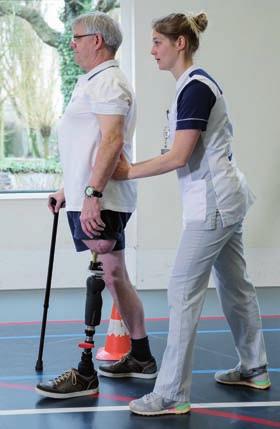 Lopen met een klikprothese gaat anders dan bij een kokerprothese en lijkt meer op het natuurlijke lopen. De beweging komt vanuit de spieren van heup en been.