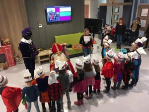 3 - Een muziekvoorstelling, dansje, liedje en een versje voor de Sint! Sinterklaas heeft erg genoten van de stukjes die de kinderen hebben opgevoerd!
