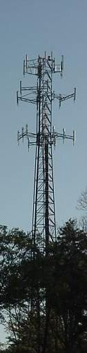 1 Telecommunicatie Hoofdstukvraag Hoe kunnen we op afstand met elkaar communiceren? De antenne De Duitse band Kraftwerk schreef het volgende lied over een antenne!