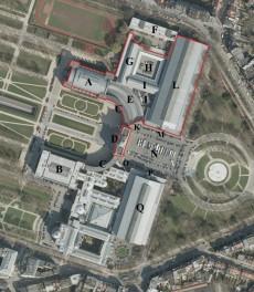 PAGINA 10/16 Luchtfoto van het Jubelparkcomplex met aanduiding in rood van de gebouwen waarin het