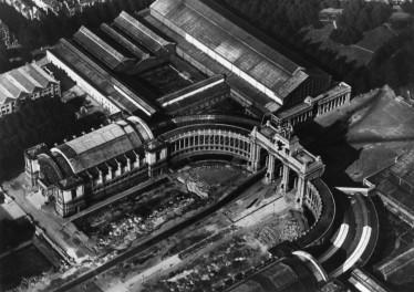 PAGINA 14/16 Luchtfoto van het Jubelpaleis, voor de afbraak rond 1959 van de hallen die loodrecht