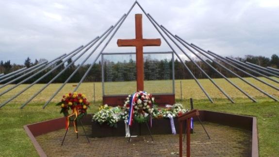 De dorpsraad zal deelnemen aan deze herdenking en zal bloemen leggen bij het monument.