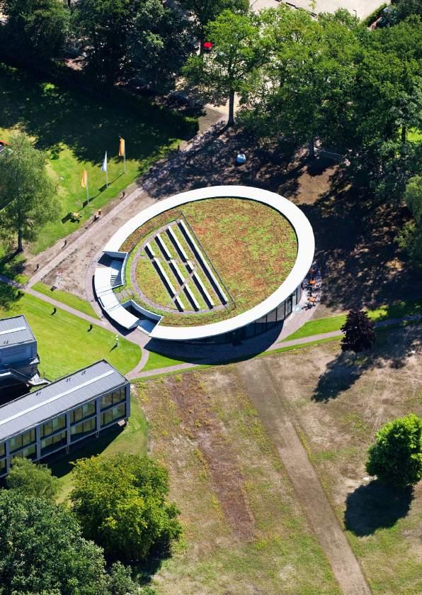 LOCATIE: THEATER MAITLAND LANDGOED DE HORST DRIEBERGEN Een volledig rond gebouw dat als een schijf uit het maaiveld oprijst, gedeeltelijk verzonken in de grond van Landgoed de Horst in Driebergen.