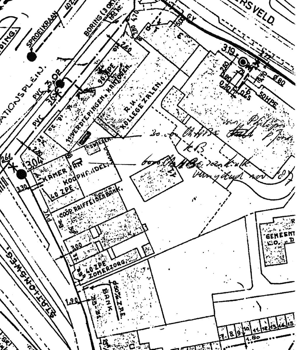 Figuur 13. Huidige en voormalige bebouwing aan het Rijnsburgerblok. (Bron: Rapport milieukundig bodemonderzoek Adverbo, nr. 13.10.3658.2592).