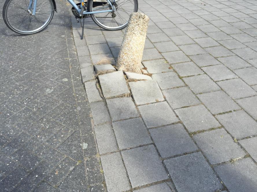 2. Scheef staande paal op de hoek Beurtschipper /Koperslager.