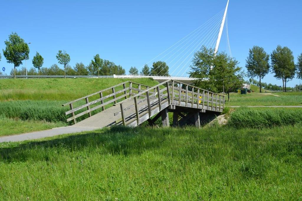 8. Onneembare bruggen in Noord park Tussen de Seoullaan en de Noordelijke Randweg loopt een fietspad.