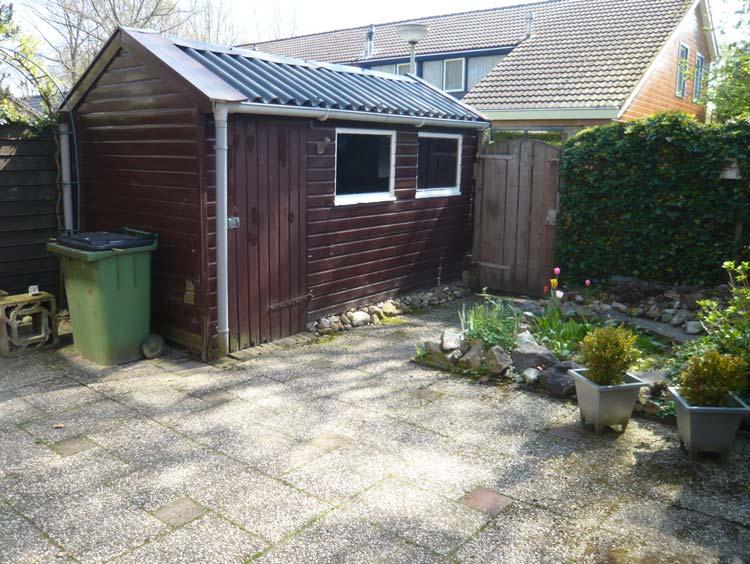 TUIN DE ACHTERTUIN De woning is voorzien van