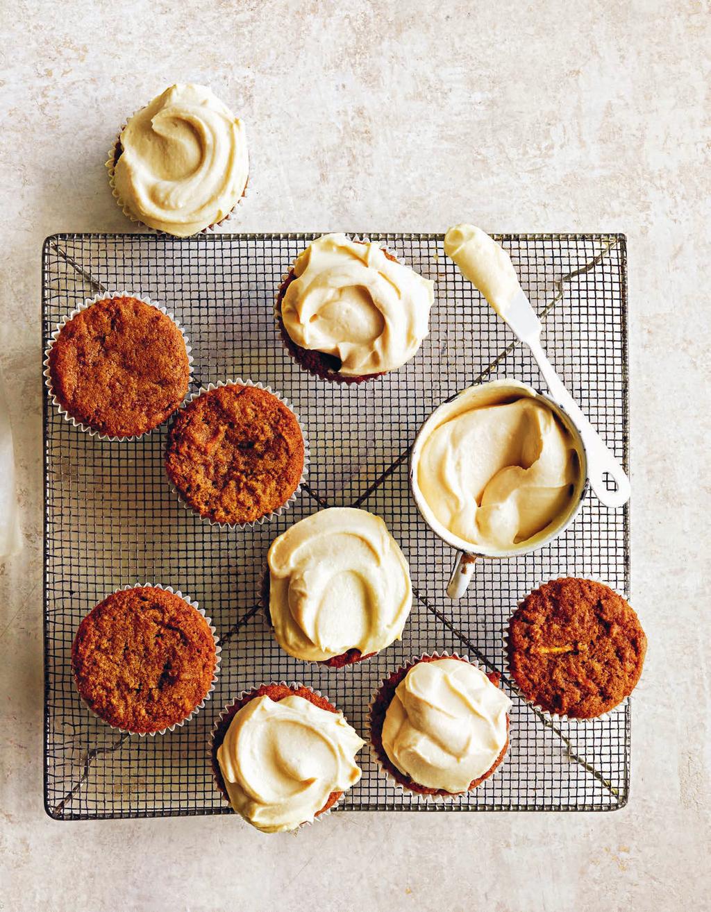 WORTELTJESCUPCAKES Verdeel het worteltaartbeslag bij stap 4 (zie recept bladzijde 202) over 20 muffinvormpjes van 125 ml die je hebt bekleed met papieren vormpjes.