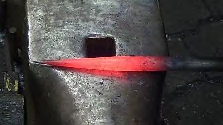Figuur 11: achtkant smeden 5. Rond Voor het afwerken van de punt warm je je stuk kersrood. Met een lichtere hamer (800 g) en een slag uit de pols (fig.