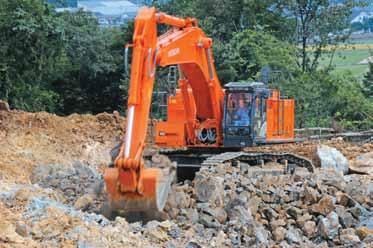 Met het nieuwe hydraulische systeem kan de machinist de machine gemakkelijk manoeuvreren en soepele gecombineerde handelingen snel uitvoeren, zowel bij het graven als bij het laden van een dumptruck.
