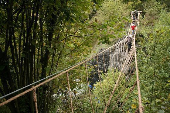 Challengetocht We beleven een parcours op hoogte in en om de steengroeve met allerlei touwbruggen en klettersteig routes, een touwladder en helikopternet.