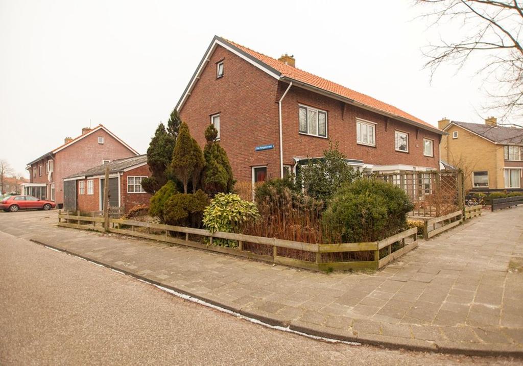 INLEIDING VAN HENGELSTRAAT 1, 1777 BH HIPPOLYTUSHOEF Knusse hoekwoning met grote garage! In de geliefde Heldersebuurt staat deze knusse hoekwoning met erker, grote garage van ca.