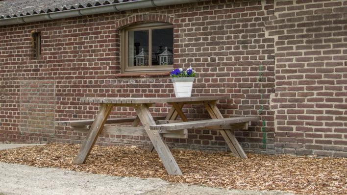 Maart 2016 - Picknicktafel Ten behoeve van wandelaars en of