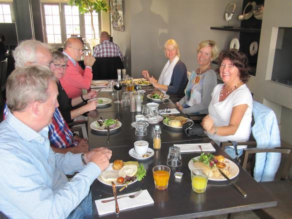 Markermeer met ruim 25 knopen (ruim 40 km.) Terug in de haven kwam ook de tweede groep aan, zij waren afgeweken van de route en hadden Harderwijk aangedaan.