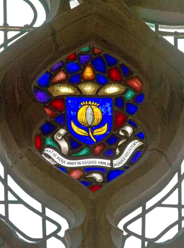 In het raam boven de noordingang ziet u daarom nu het wapen van de Ridderlijke Duitsche Orde Balije van Utrecht, als de schenker van dit raam. Willem H.