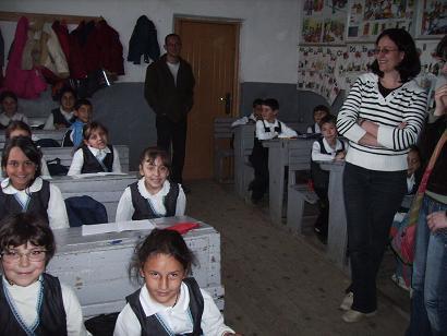 Deze worden naar Dumbrava, een arm dorp niet ver van Onesti in het Moldavische deel van Roemenië gebracht waar ze door Saskia Verdoes worden overgedragen aan een school.