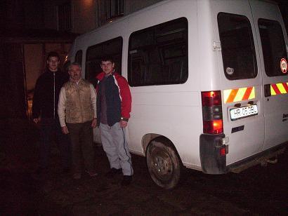 Miklos met twee van de grootste kinderen bij de nieuwe bus. (foto april 2008) Tot zover de nieuwsbrief van oktober.