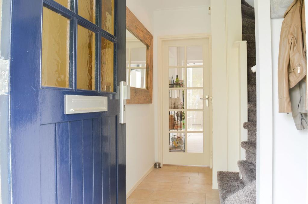 Ligging en indeling De woning heeft twee woonlagen en een bergzolder Begane grond: hal/entree, meterkast en bergkast, trapopgang, garderobe. Keuken met moderne inbouwkeuken.