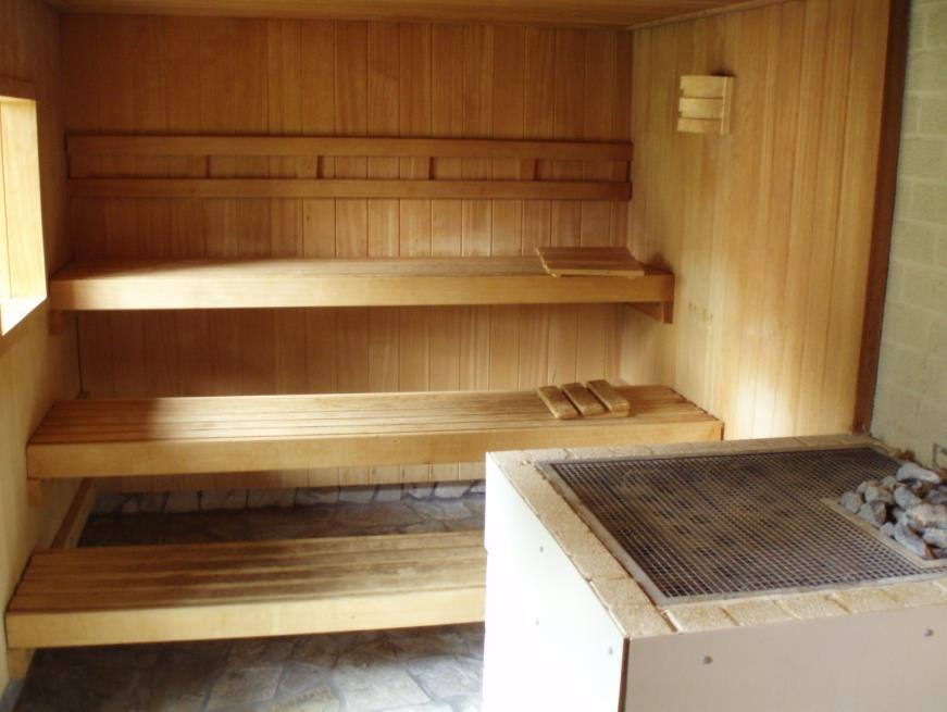 In deze sauna kunt u zelf water met eucalytusaroma opgieten.
