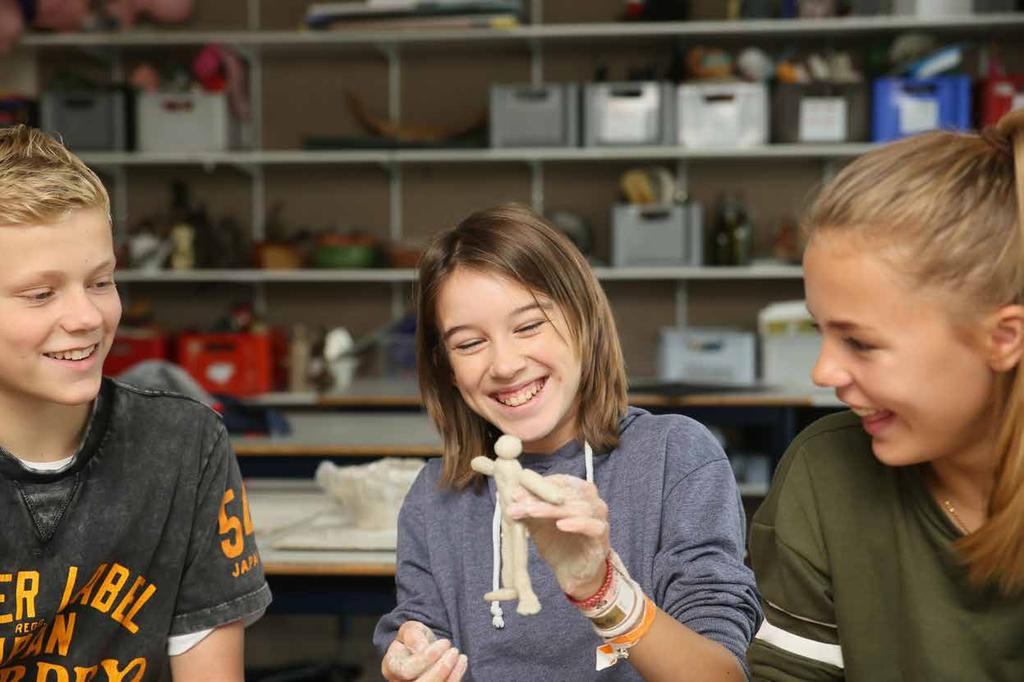 Uitdagende vakken op het ATC. Naast de laptop gebruiken leerlingen voor de meeste vakken ook schoolboeken, werkboeken en soms schriften. Die mix aan media versterkt het aanbod.