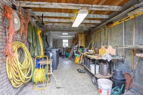 garage/schuur beschikt over verschillende bergruimtes en is verder voorzien van