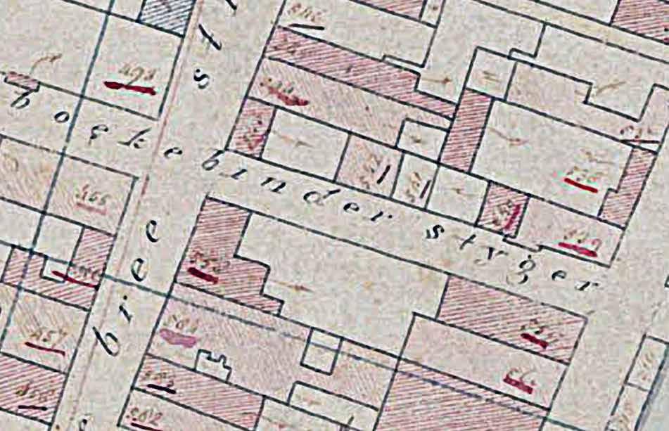 ò ò Afb. 1. De minuutkaart van Enkhuizen uit 1832. De rode pijl geeft de locatie aan van het huidige Breedstraat 87. Rijksdienst Cultureel Erfgoed, Amersfoort.