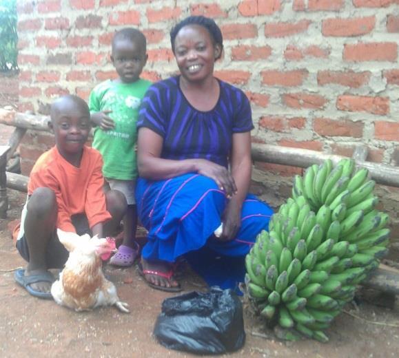 We hebben Apollo gevraagd om een kerstpakket samen te stellen met een grote kip, 3 kg rijst en met matoke (kookbanaan) en dit naar een aantal gezinnen te brengen die wel