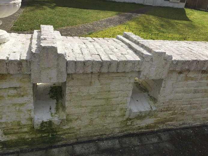 Monumentale beuk in achtertuin Inmiddels verdwenen kolom poort aan Batalaan, met duimen van verdwenen poort nog zichtbaar.