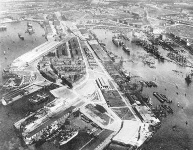 structuur van Katendrecht Katendrecht omstreeks 1945 woongebied ingesloten door havenbedrijvigheid jaren-80 Katendrecht naar de Maas oude kern