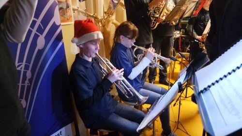 Het jeugdorkest gaf op woensdag 13 december een mini-concert tijdens de Kerstmarkt van basisschool de