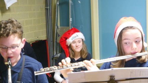 De jonge muzikanten zorgen op dit toch al heel gezellige evenement voor extra feestelijke kerstsfeer.