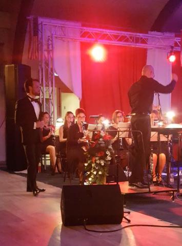 Vervolgens werd de vloer vrijgemaakt voor Koninklijk erkende harmonie Amicitia onder leiding van dirigent Frans Bemelmans. The Star Spangled Banner.