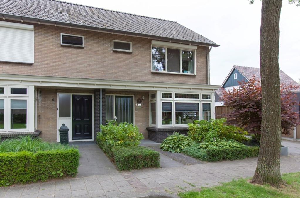 Veldkampsweg 4 7591 XP Denekamp Inleiding Op zoek naar een woning waar je zo in kunt? Dan is dit exact wat u zoekt! Zeer royale twee-onder-één-kap woning met zeer hoog afwerkingsniveau.