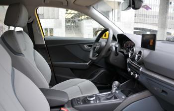 Interieur Het interieur vormt een mix van het zakelijke van Audi met speelse elementen. De basislijnen zijn strak en sober, maar worden doorkruist door accenten in de lakkleur van de auto. En.