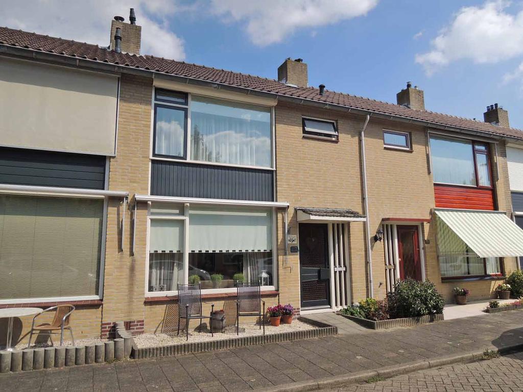 Van Hamalstraat 16 De Lier Keurig onderhouden eengezinswoning, gelegen in een leuke, kindvriendelijke wijk! De keuken is uitgebouwd, waardoor de woonkamer extra ruim is geworden.