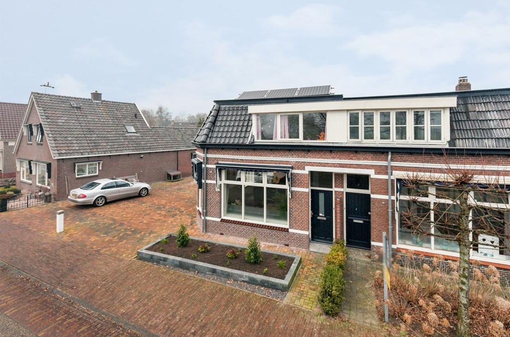 Ligging en indeling Tuin Aan de voorzijde beschikt de woning over een kleine tuin. Aan de zijkant ligt een grote oprit naar de dubbele garage. De garage is van steen gebouwd en meet bijna 30 m2.