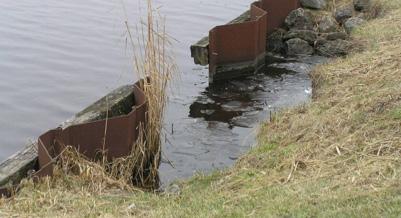 zelfstandig uit het water kunnen klimmen. Als deze oplossing niet mogelijk is, kunnen uitklimvoorzieningen voor dieren (zie Foto 3-1) of vistrappen worden overwogen.