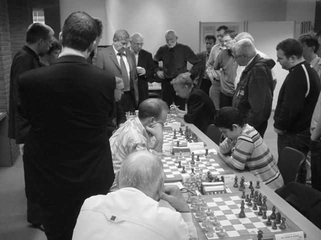 De "troostfinale" HSG Hilversum-VastNed Rotterdam Wit : Luc Winants Zwart : Ljubomir Ljubojevic 1.d4 Pf6 2.c4 e6 3.Pc3 Lb4 4.e3 O-O 5.Ld3 d5 6.Pge2 b6 7.cxd5 exd5 8.O-O Lb7 9.a3 Ld6 10.b4 Pbd7 11.