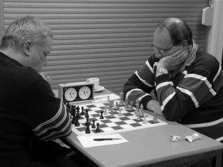 Pxf5 Dd7 32.h6 +2.00 d16 Tiger 15.0 27.Lxd7 Txd7 28.Pe6 Tg8 29.Txg8+ Kxg8 30.Tg1+ Kh8 31.b3 a6 32.Kb1 b5 John Schell en Wim Hokken Wit : Martin Noordijk Zwart : Peter v/d Bergh 1.e4 c5 2.Pf3 d6 3.