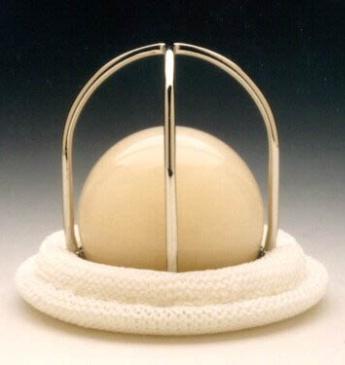 INLEIDING De eerste hartklepvervanging werd uitgevoerd in 95 door Hufnagel et al., met de 'ball-andcage' hartklep [5]. Hierbij werd gebruik gemaakt van een metalen kooi met een siliconen bal (Fig. A).